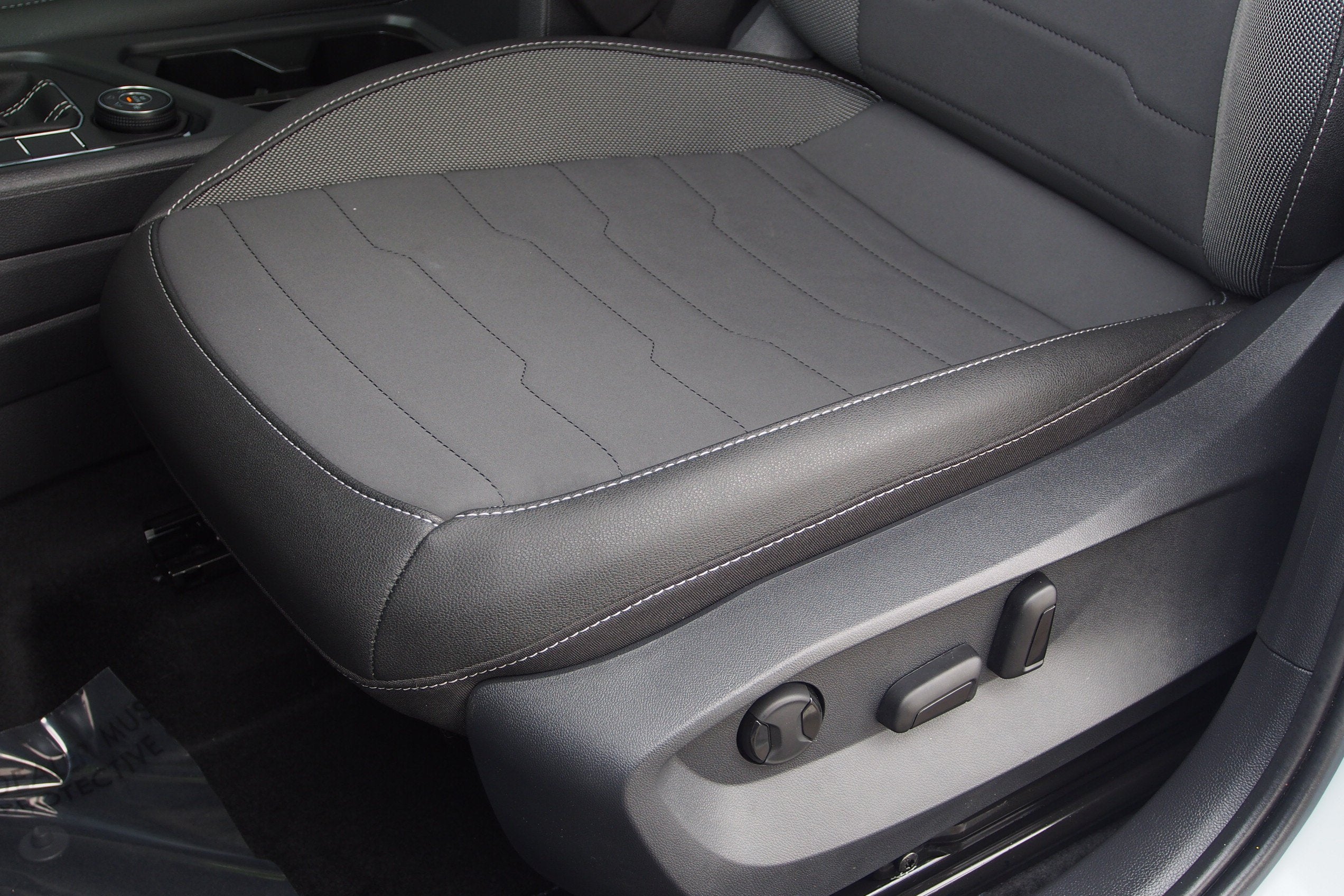 2025 Volkswagen Taos SE Black