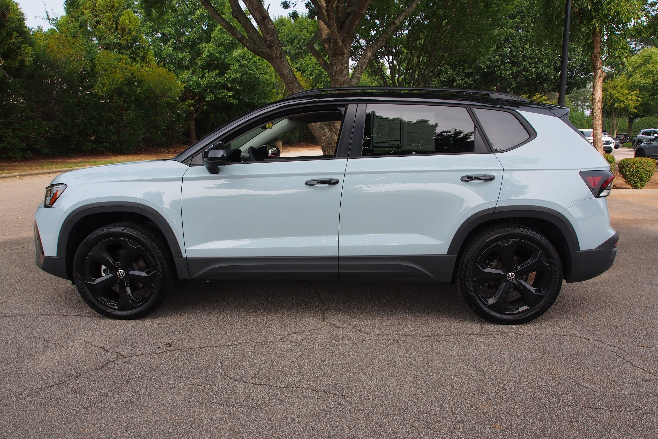 2025 Volkswagen Taos SE Black