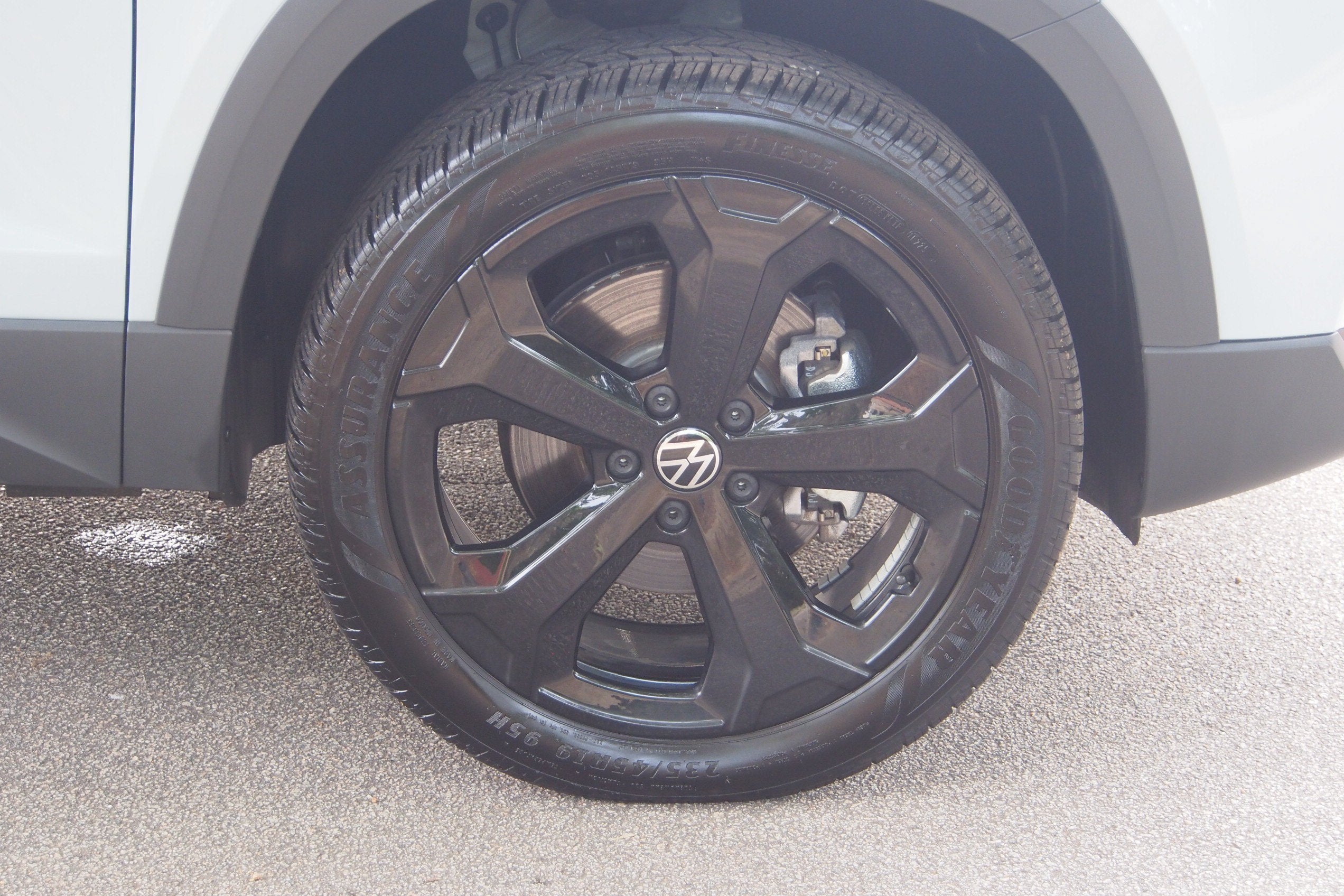 2025 Volkswagen Taos SE Black