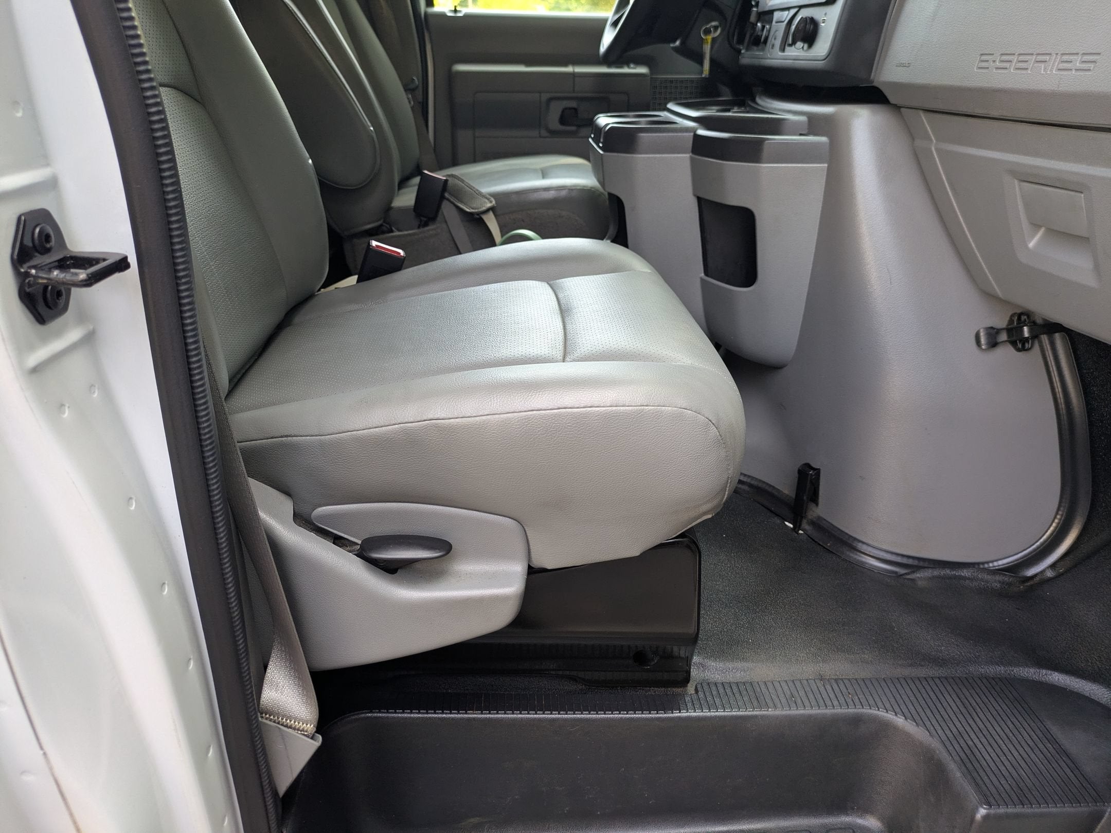2024 Ford E-Series Cutaway Base