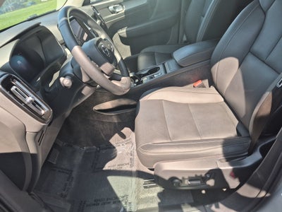 2025 Volvo XC40 Core Bright Theme