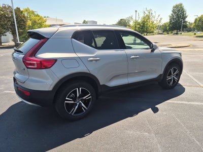 2025 Volvo XC40 Core Bright Theme