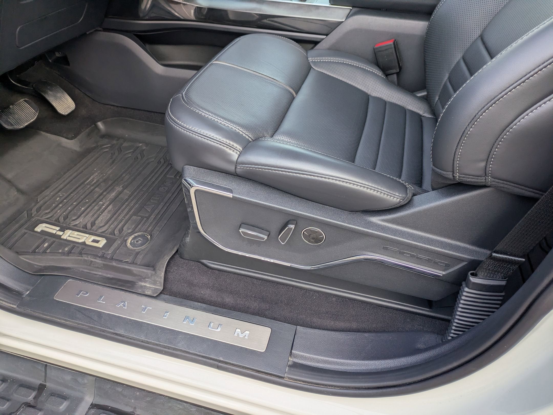 2025 Ford F-150 Lightning Platinum