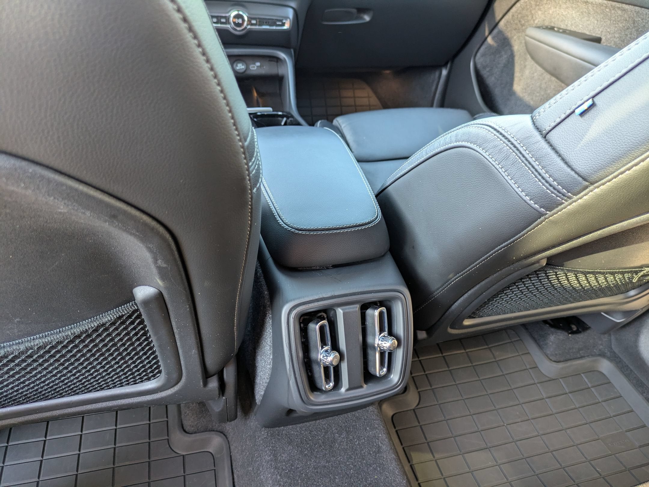 2023 Volvo XC40 Ultimate Dark Theme