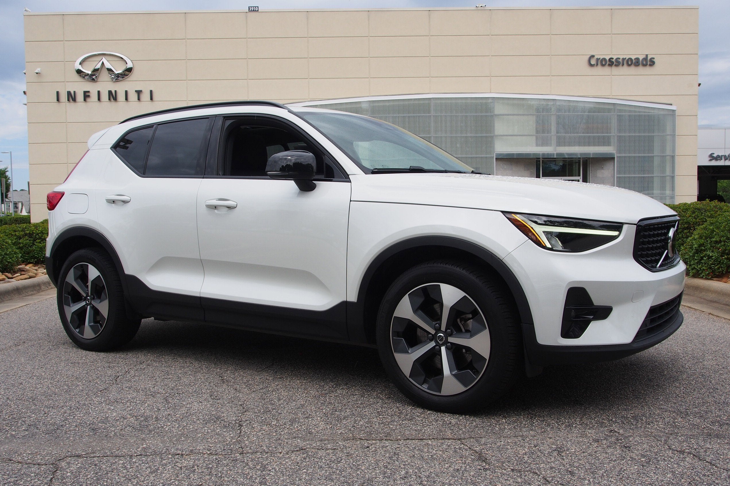 2023 Volvo XC40 Plus Dark Theme