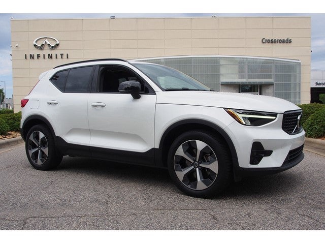 2023 Volvo XC40 Plus Dark Theme