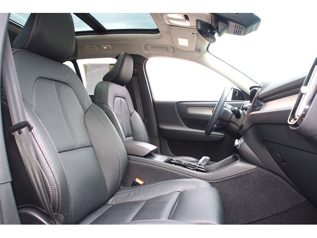 2023 Volvo XC40 Plus Dark Theme