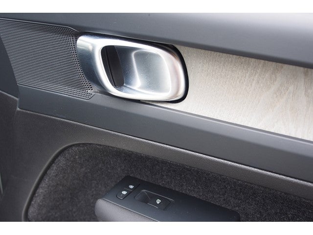 2023 Volvo XC40 Plus Dark Theme
